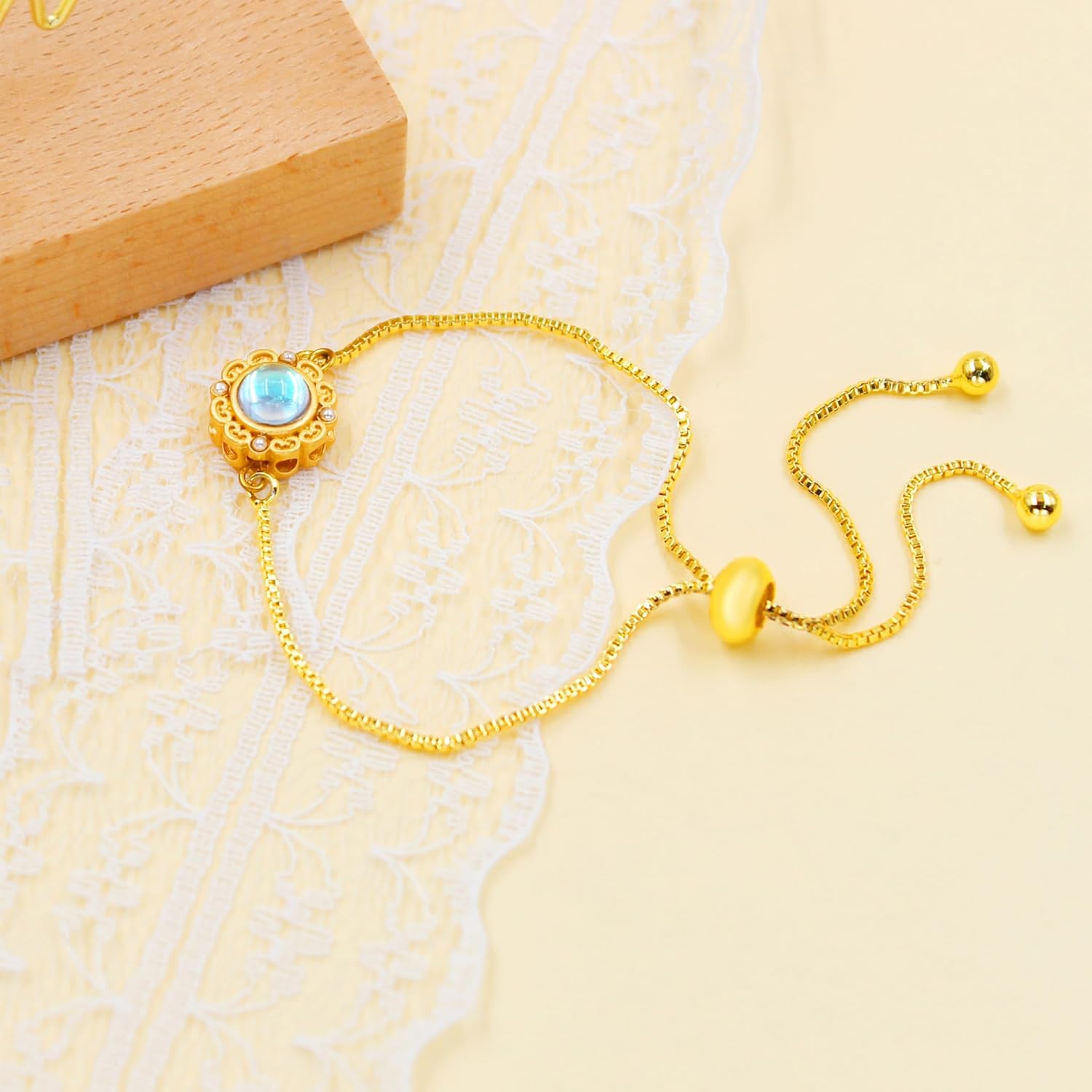 Uloveido Elegant Gold Brass Bracelet – Engraved Glass Floral Charm, Adjustable Chain | Stylish Positive Energy Jewelry, Perfect for Everyday Wear & Friendship