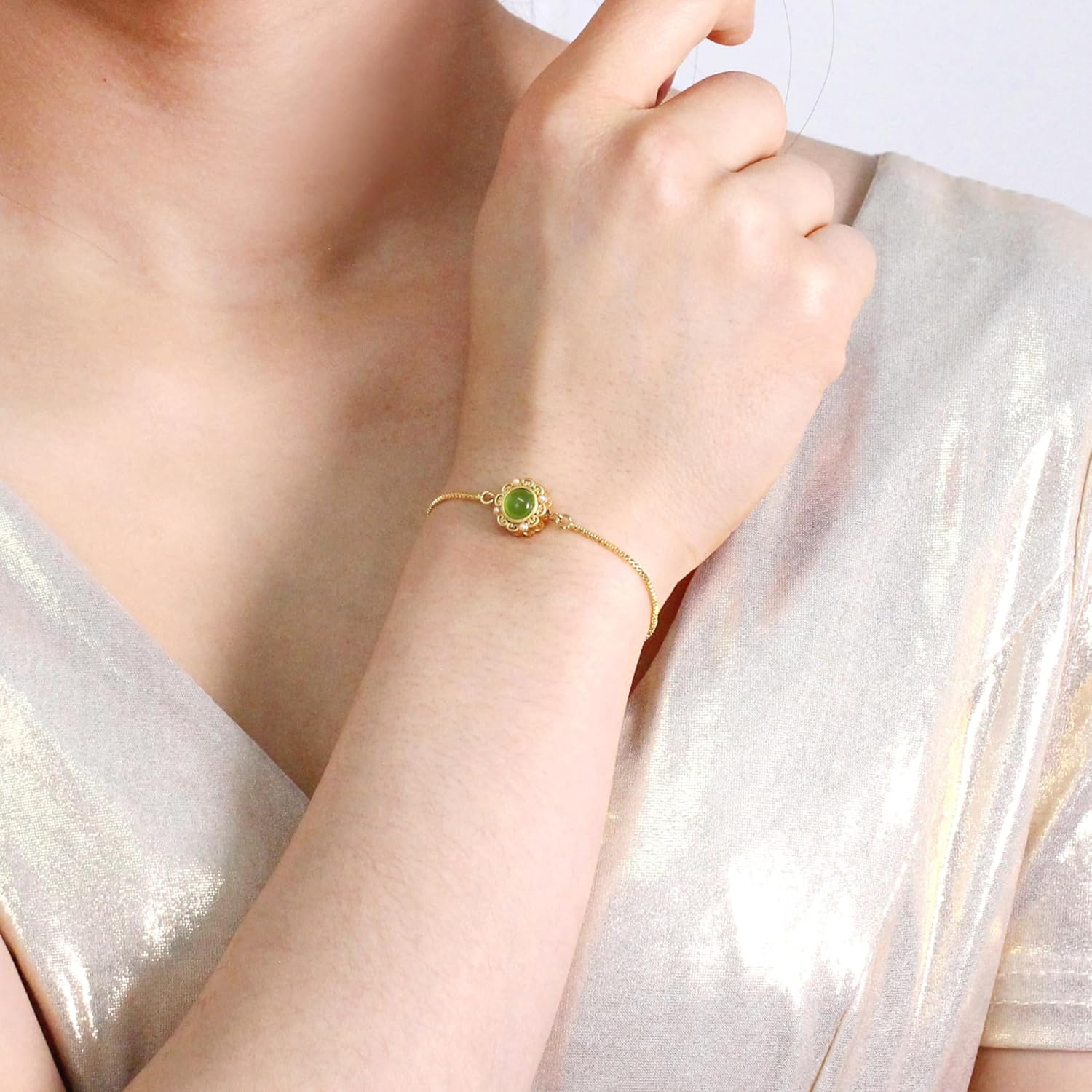Uloveido Elegant Gold Brass Bracelet – Engraved Glass Floral Charm, Adjustable Chain | Stylish Positive Energy Jewelry, Perfect for Everyday Wear & Friendship