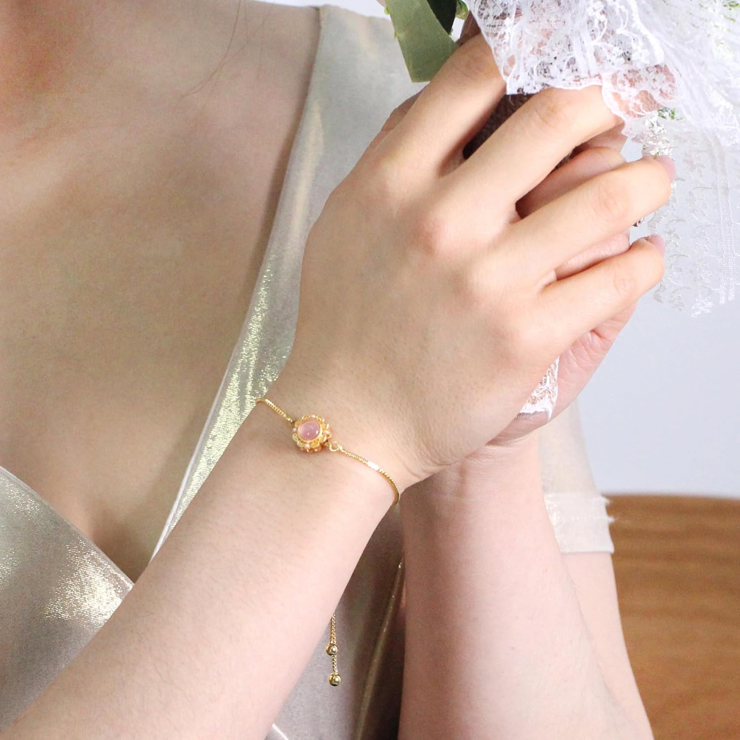 Uloveido Elegant Gold Brass Bracelet – Engraved Glass Floral Charm, Adjustable Chain | Stylish Positive Energy Jewelry, Perfect for Everyday Wear & Friendship