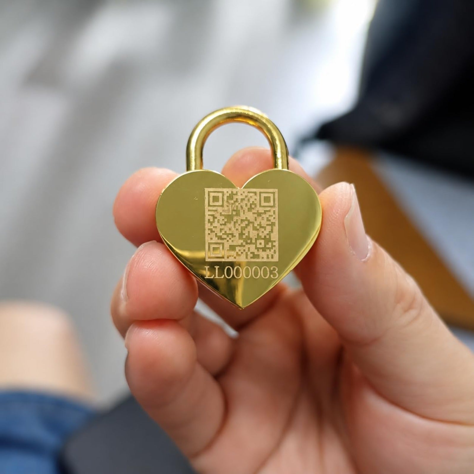 Rhinestone Heart Love Lock with Key, Dynamic QR Code Crystal Padlock for Personalized Memory Sharing, Scan to Create Your Love Story with Photos and Messages, Romantic Wedding Anniversary