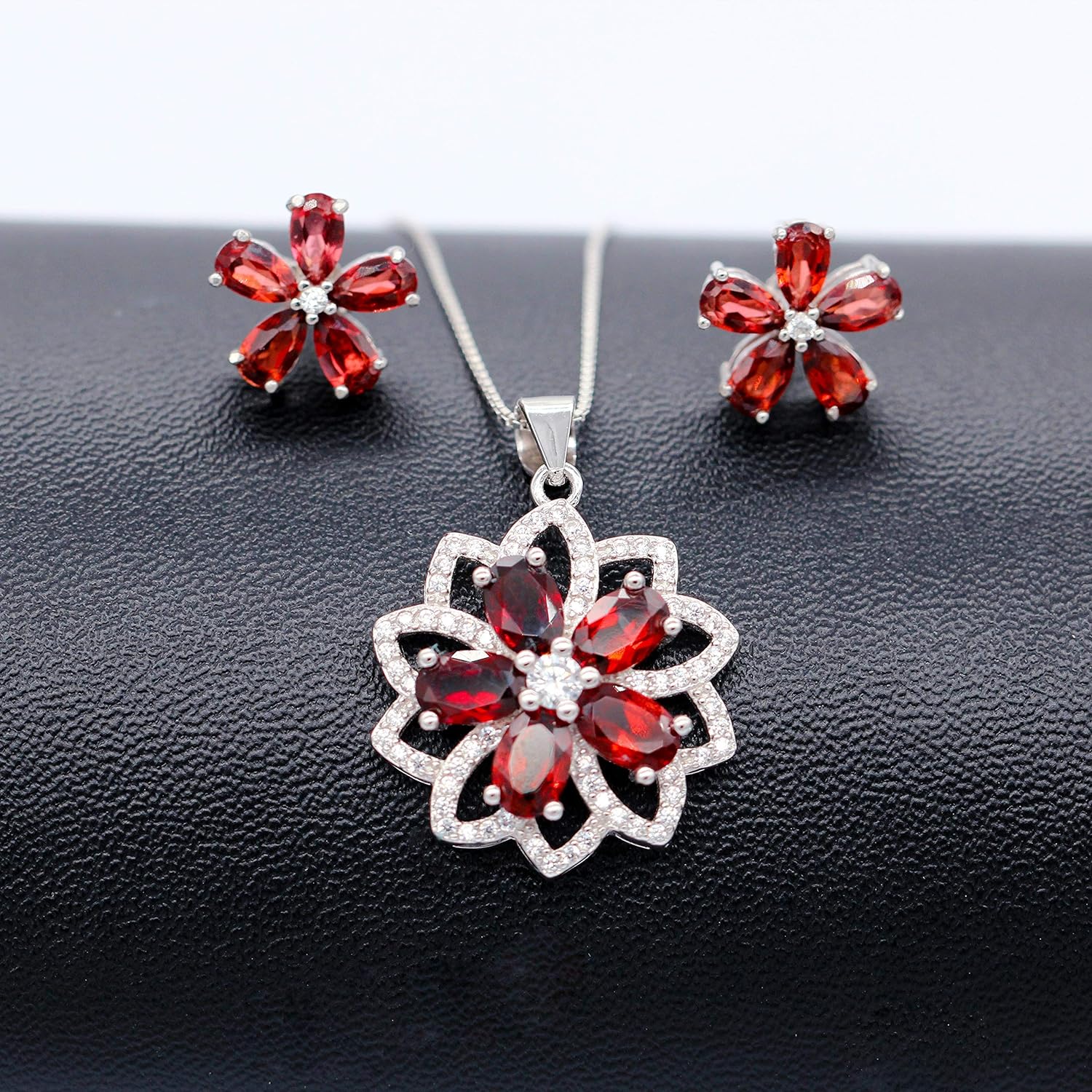 Uloveido 925 Sterling Silver Natural Garnet 2.5CT Red Flower Hollow Necklace Pendant for Women Wedding CN004