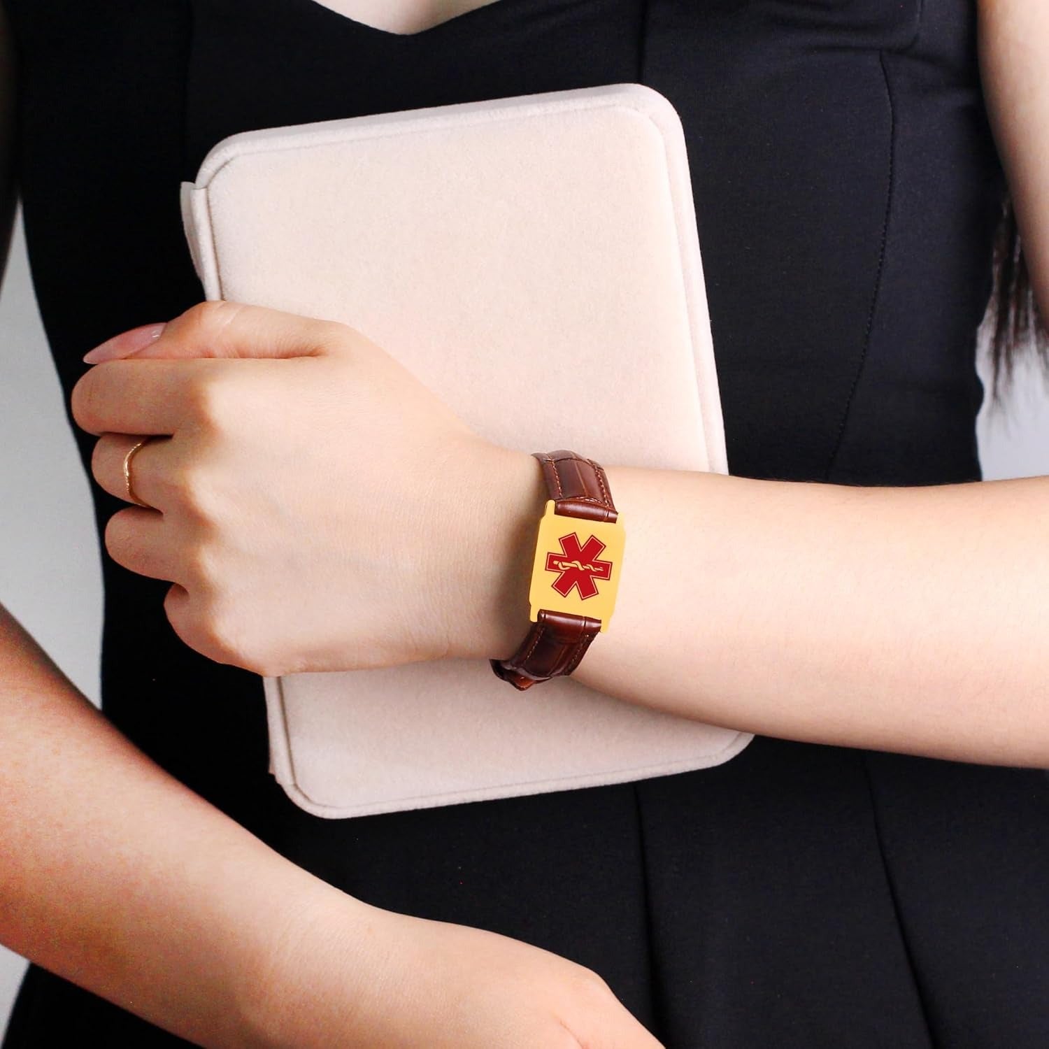 Uloveido Dynamic QR Code Medical Alert Bracelet for Men & Women, Genuine Leather Adjustable Medical ID Bracelet with Stainless Steel Plate, Scan to Update Emergency Info, No Engraving Required