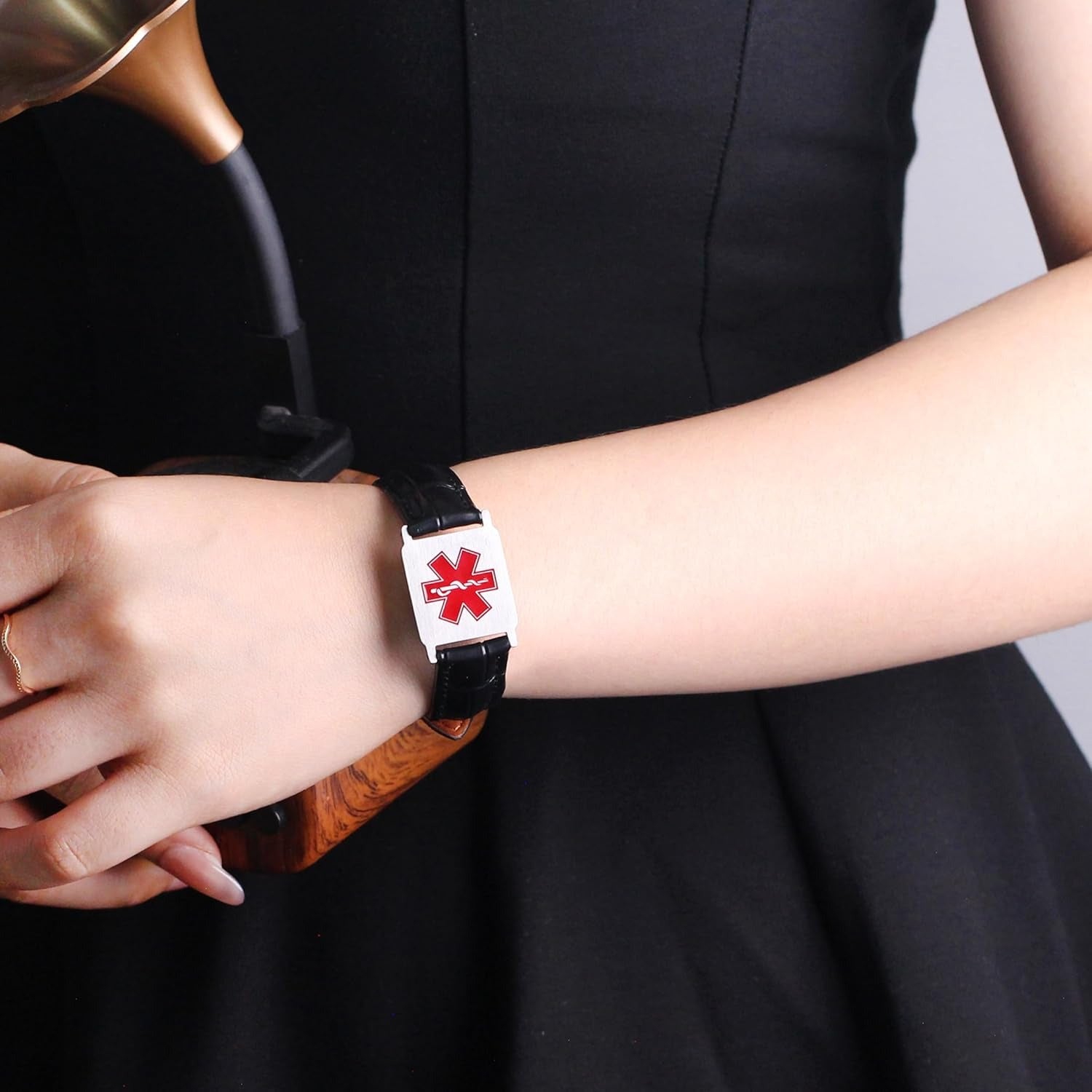 Uloveido Dynamic QR Code Medical Alert Bracelet for Men & Women, Genuine Leather Adjustable Medical ID Bracelet with Stainless Steel Plate, Scan to Update Emergency Info, No Engraving Required